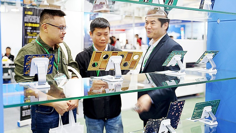 Semiconductor chip products displayed at a smart electronics exhibition. (Photo: NAM ANH)