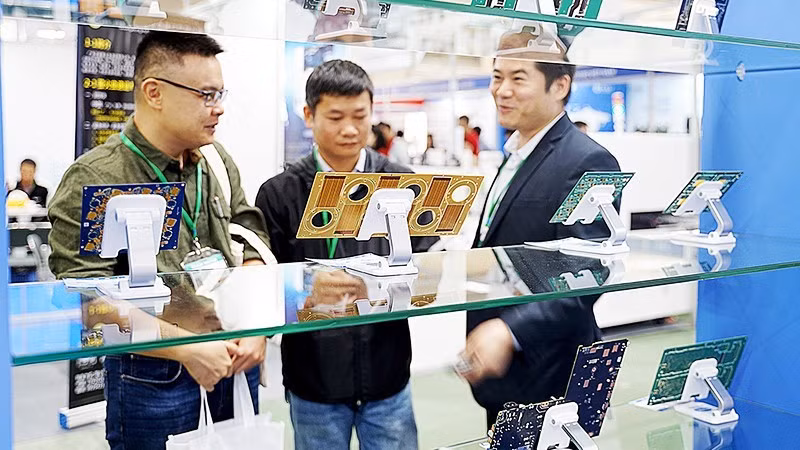 Semiconductor chip products displayed at a smart electronics exhibition. (Photo: NAM ANH)