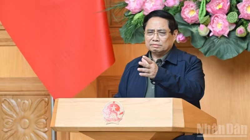 Prime Minister Pham Minh Chinh speaks at an emergency meeting on measures to address the aftermath of historic floods in central Viet Nam. (Photo: Tran Hai)