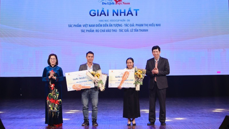 First prizes in the short and long video/clip categories are presented to the winning authors.