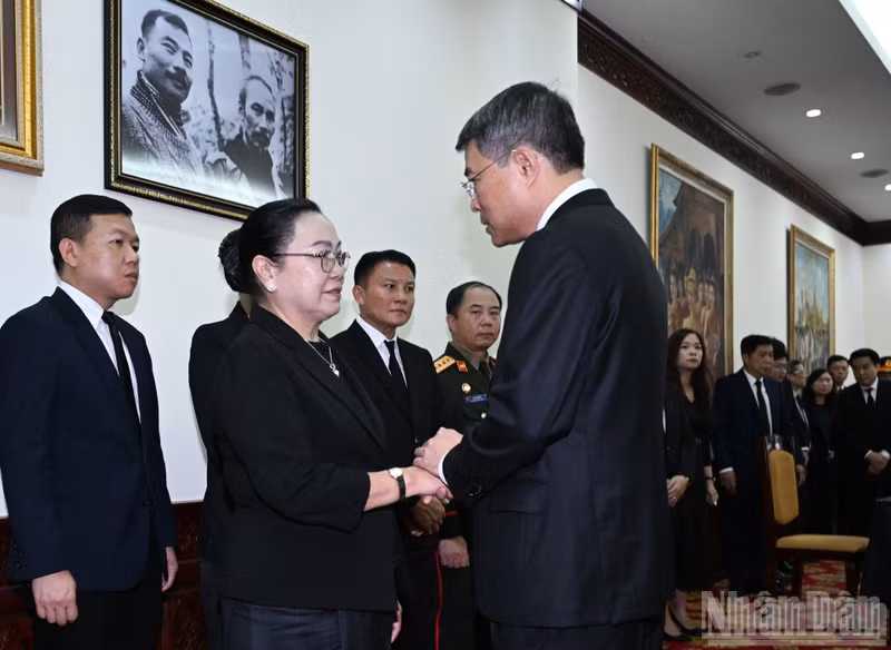 Prime Minister Le Minh Hung offers condolences to the Ambassador of the Lao People's Democratic Republic to Viet Nam.