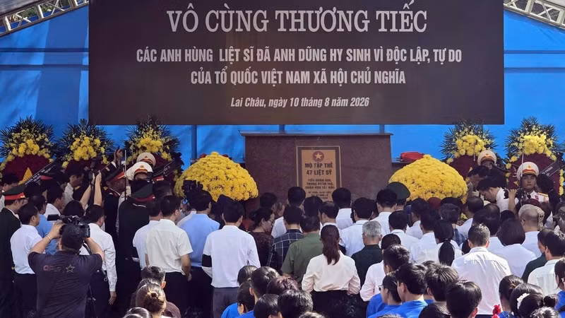 A large number of forces and local people attend the memorial and burial ceremony. (Photo: NDO)