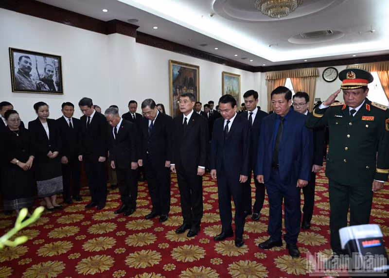 Prime Minister Le Minh Hung and members of the delegation observe a minute of silence in memory of Comrade Saysomphone Phomvihane.