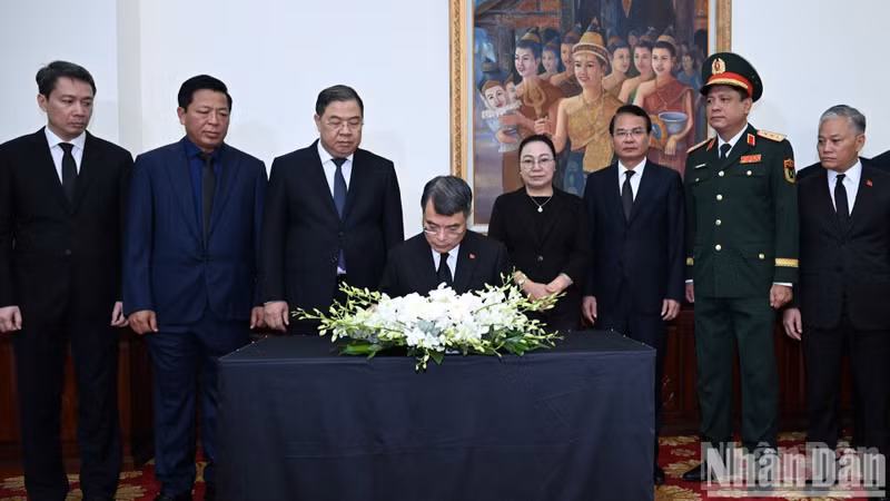 Prime Minister Le Minh Hung writes in the book of condolences in memory of Lao National Assembly President Saysomphone Phomvihane.