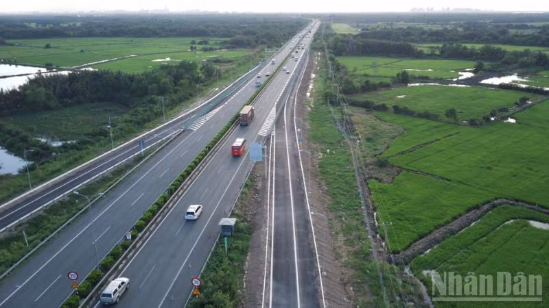 The existing Ho Chi Minh City-Long Thanh Expressway is a four-lane road. During peak periods before holidays or on holidays, the route often experiences congestion. (Photo: NDO)