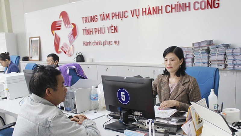 Citizens carry out procedures at the Public Administration Service Centre of Phu Yen Province. (Photo: nhandan.vn)