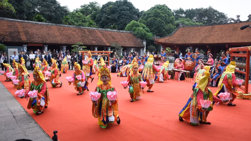 Hue Royal Court Music was performed on the occasion of General Secretary To Lam and his spouse Ngo Phuong Ly accompanying French President Emmanuel Macron and his spouse Brigitte Macron during their visit to the Temple of Literature - Quoc Tu Giam on May 26, 2025. (Photo: NDO)