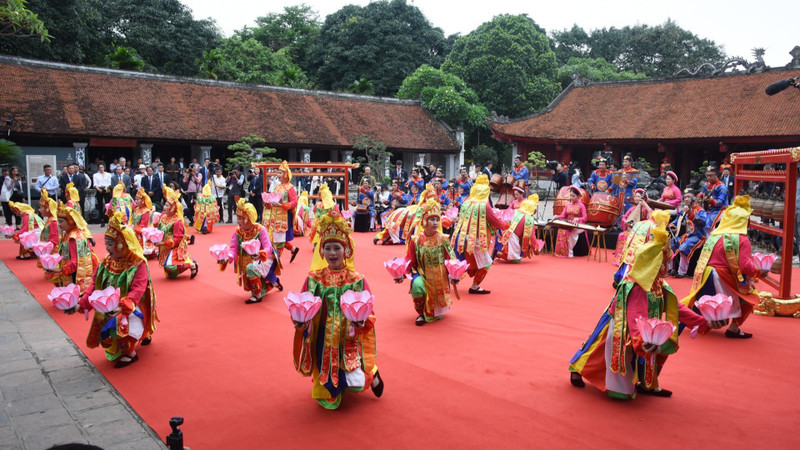 Hue Royal Court Music was performed on the occasion of General Secretary To Lam and his spouse Ngo Phuong Ly accompanying French President Emmanuel Macron and his spouse Brigitte Macron during their visit to the Temple of Literature - Quoc Tu Giam on May 26, 2025. (Photo: NDO)