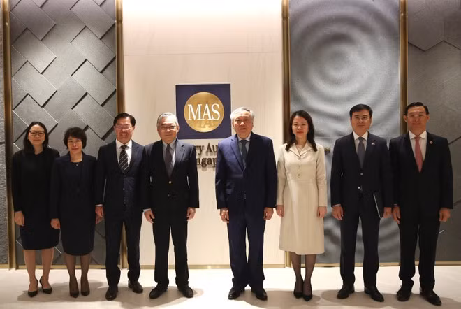 Vietnamese and Singaporean officials at the meeting (Photo published by VNA)