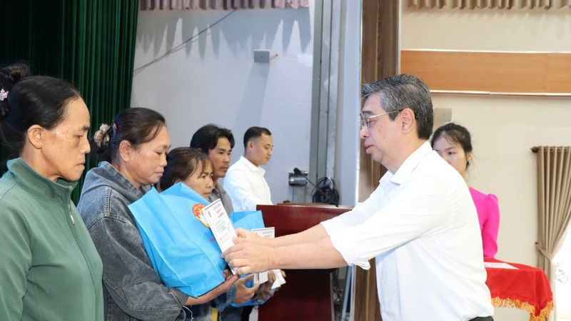 Ho Chi Minh City leaders presented health insurance cards and gifts to disadvantaged people in the area. (Photo: NDO)