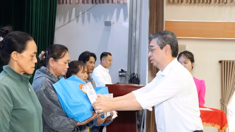 Ho Chi Minh City leaders presented health insurance cards and gifts to disadvantaged people in the area. (Photo: NDO)