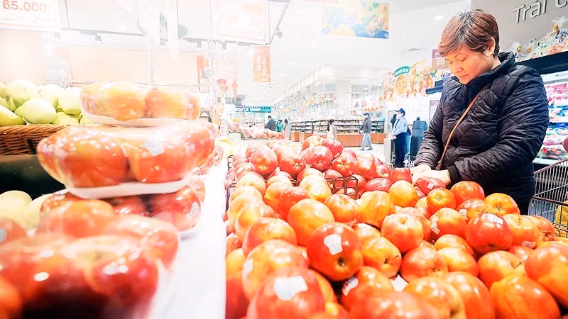 Customers select fruit at an Aeon Long Bien supermarket, Ha Noi. (Photo: TRAN VIET/NDO)