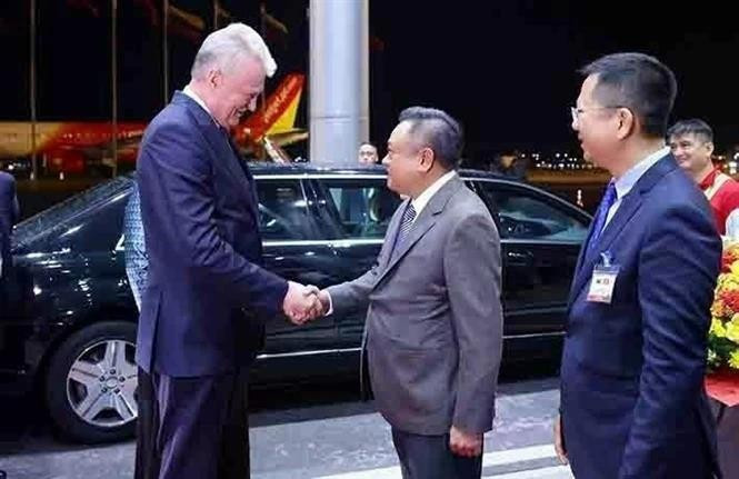Chairman of the Hanoi People’s Committee Tran Sy Thanh welcomes Lithuanian President Gitanas Nauseda and his spouse Diana Nausediene at Noi Bai International Airport. (Photo: VNA)