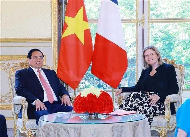 Prime Minister Pham Minh Chinh (L) and President of the French National Assembly Yaël Braun-Pivet, Paris, June 10 (Photo: VNA)