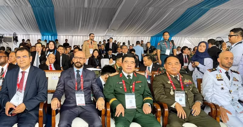 The Vietnamese delegation is led by Major General Nguyen Ba Luc, Deputy Chief of the General Staff of the Viet Nam People’s Army (centre). (Photo: VNA)