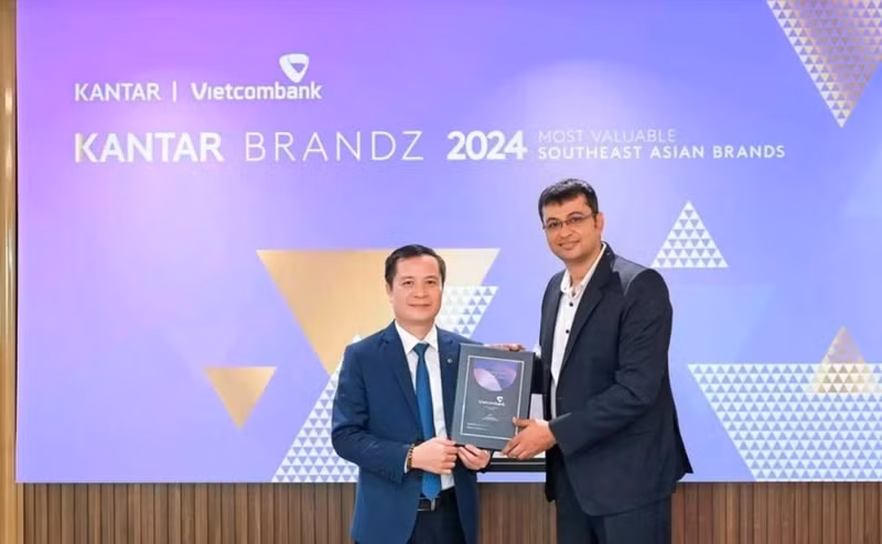 Le Hoang Tung, Deputy General Director (left), receives the “Top 30 Most Valuable Southeast Asian Brands” certificate from Sumit Kamra, Director of Strategic Development at Kantar Insights. (Photo: VNA)