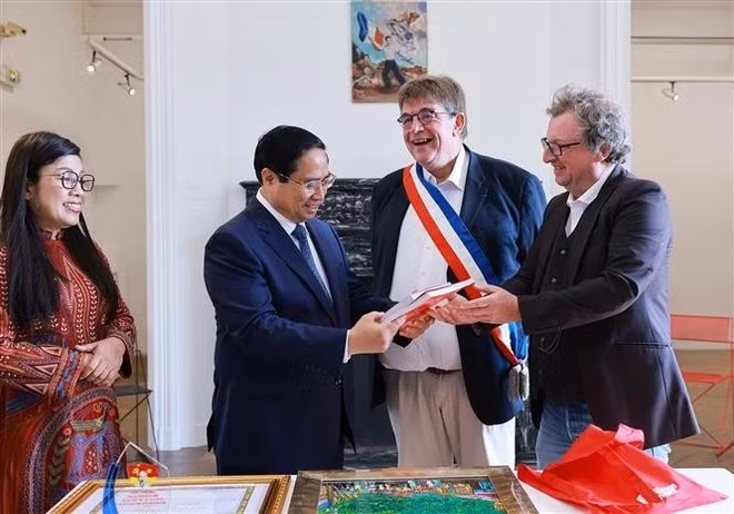 PM Pham Minh Chinh (second, left) visits the Ho Chi Minh Space is located inside the Living History Museum (Musée de l’Histoire Vivante) in Montreuil on June 11, 2025. (Photo: VNA)