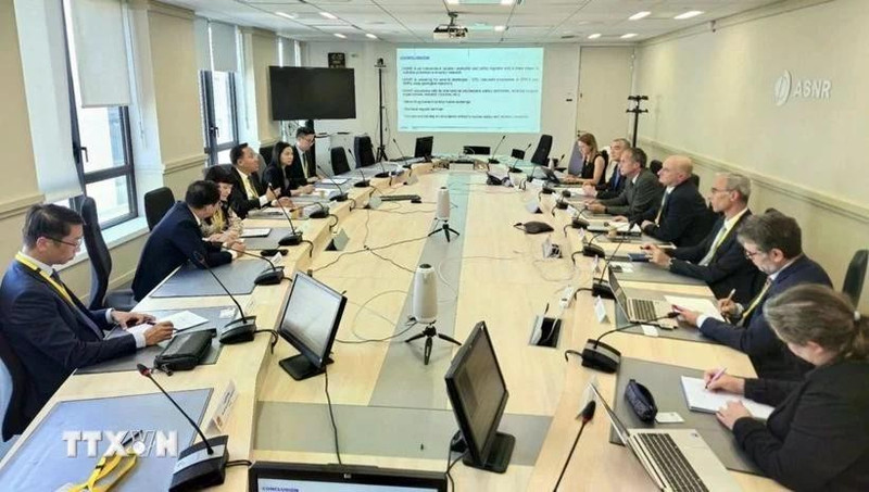 At the meeting between Deputy Minister of Industry and Trade Nguyen Hoang Long and representatives from the French Authority for Nuclear Safety and Radiation Protection (ASNR) and the French Alternative Energies and Atomic Energy Commission (CEA). (Photo: VNA)