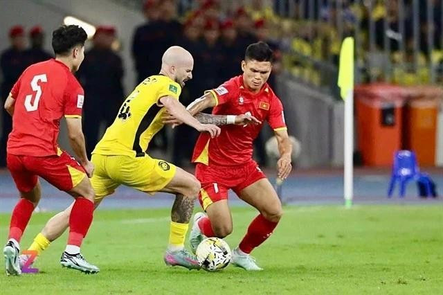 João Figueiredo (yellow) and teammates pull off a commanding performance to win at home. (Photo: VNA)