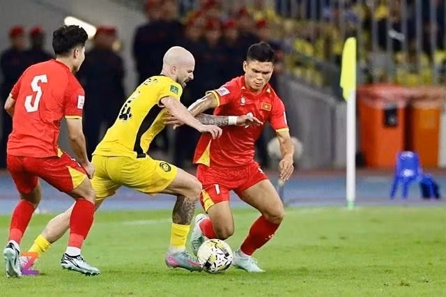 João Figueiredo (yellow) and teammates pull off a commanding performance to win at home. (Photo: VNA)