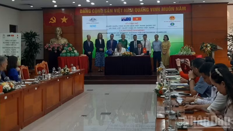 Announcement ceremony on the export of Vietnamese pomelos to Australia and Australian blueberries to Viet Nam held on October 9 in Ha Noi. (Photo: NDO)