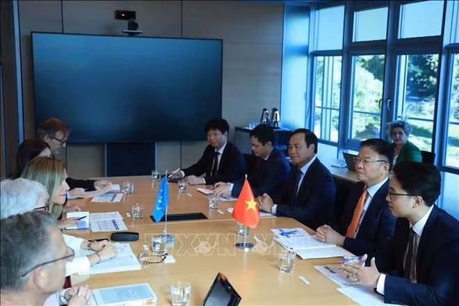 Deputy Prime Minister Le Thanh Long (second, right) holds a working sesion with the World Meteorological Organisation (WMO). (Photo: VNA)