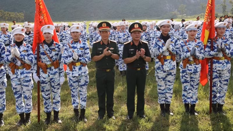 Lieutenant General Truong Thien To visited the forces participating in the parade and marches. (Photo: NDO)