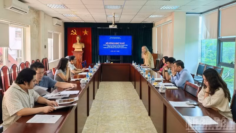 The Arts Council met and discussed the plan to select works to participate in the exhibition on national achievements. (Photo: NDO)