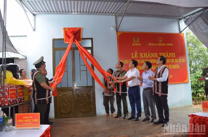 Each house is a valuable gift contributing to realising the dream of settling down for the poor. (Photo: NDO)