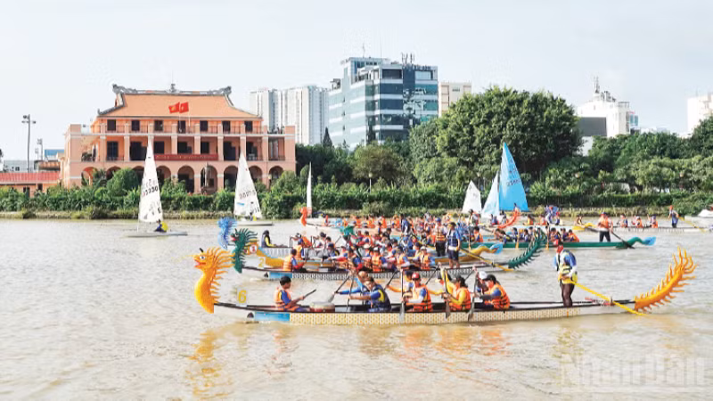 Dragon boat racing on the Saigon River (Ho Chi Minh City) is one of the activities attracting tourists of the city. (Photo: NDO)
