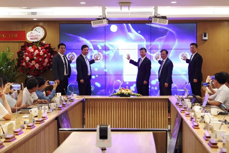 Delegates pressed the button to launch the Viet Nam Science and Technology Exchange. (Photo: nhandan.vn)