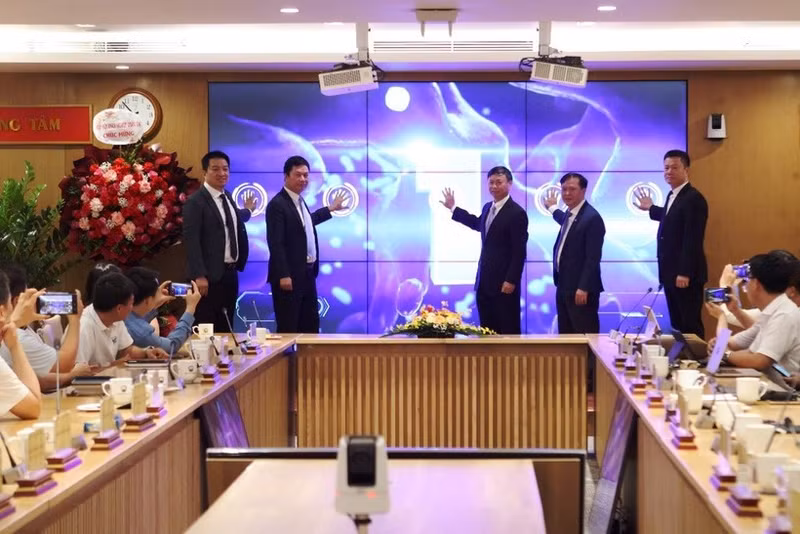 Delegates pressed the button to launch the Viet Nam Science and Technology Exchange. (Photo: nhandan.vn)