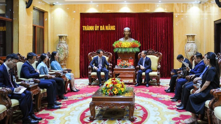 At the working session (Photo: nhandan.vn)