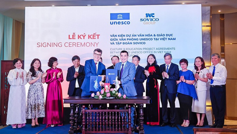 The signing ceremony between UNESCO and SOVICO. (Photo: nhandan.vn)