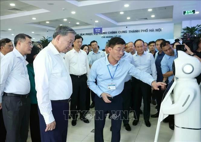 Party General Secretary To Lam (L) inspects operations at Ha Noi’s Public Administrative Service Centre. (Photo: VNA)