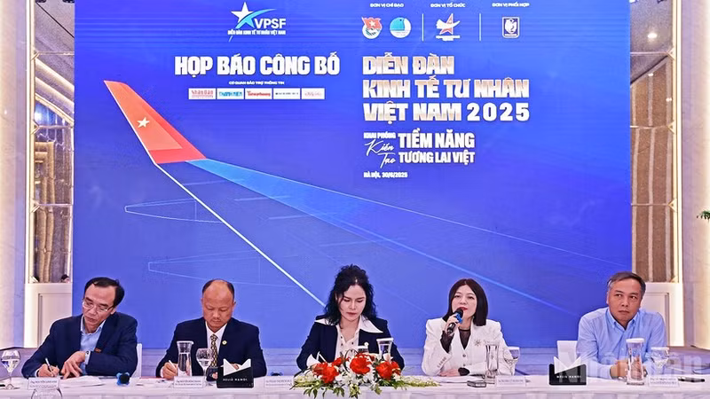 Representatives of the organising committee exchanged information about the forum at the press conference. (Photo: nhandan.vn)