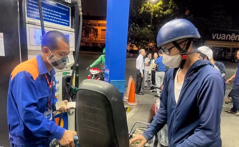 Fuel prices lowered from July 1 following VAT reduction (Photo: VNA)