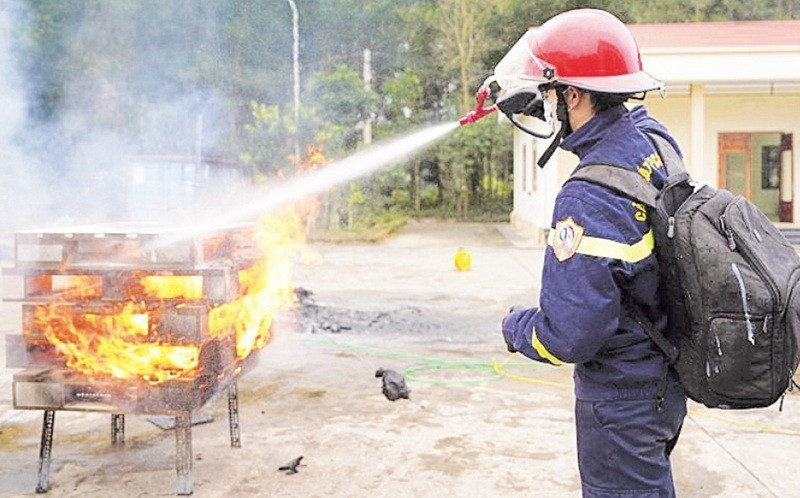 The Fire Prevention and Rescue Police Department of Tuyen Quang Provincial Police tests the multi-purpose firefighting gel researched by the Institute of Chemistry. (Photo: NDO)