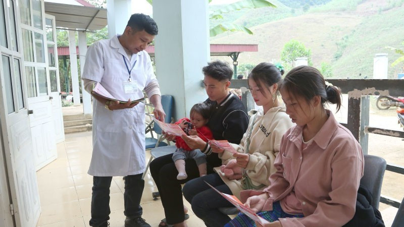 Health workers at Tan Xuan Health Station, Xuan Nha Commune, Son La Province, deliver leaflets on reducing the sex ratio imbalance at birth.