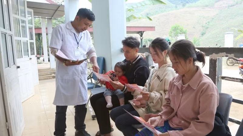 Health workers at Tan Xuan Health Station, Xuan Nha Commune, Son La Province, deliver leaflets on reducing the sex ratio imbalance at birth.
