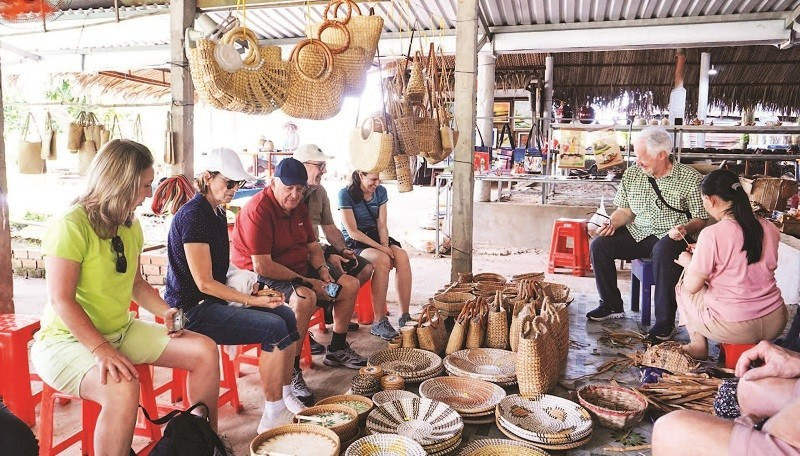 Foreign visitors experience Tan Phong Handicraft Village.