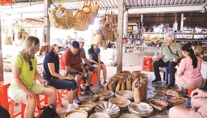 Foreign visitors experience Tan Phong Handicraft Village.