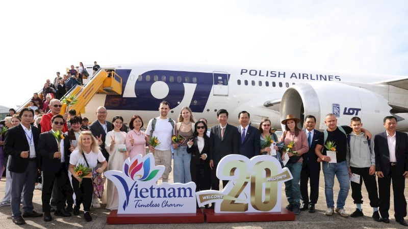 The ceremony welcoming the 20-millionth international visitor to Viet Nam in 2025. (Photo: Ministry of Culture, Sports and Tourism)