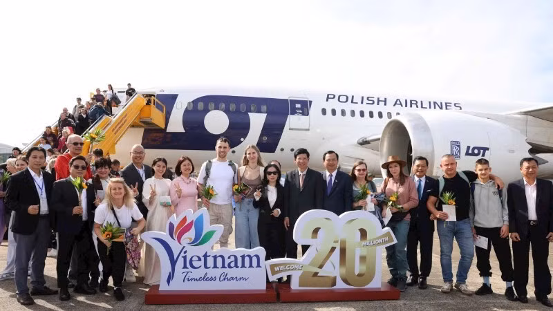 The ceremony welcoming the 20-millionth international visitor to Viet Nam in 2025. (Photo: Ministry of Culture, Sports and Tourism)