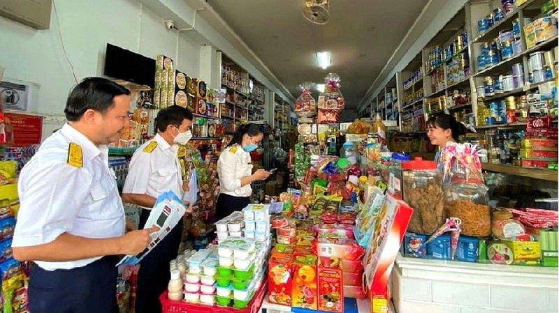 Tax staff provide information and guidance for household businesses on converting their operating models. (Photo: NDO)