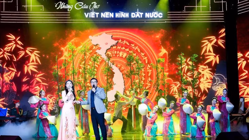 Artists performing works on the theme of the armed forces and revolutionary war. (Photo: NDO)