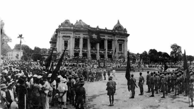 The seething August days in the capital Ha Noi. The August Revolution opened a new era in Viet Nam – an era in which the Vietnamese people took control of their country and their own destiny. (Photo: VNA)