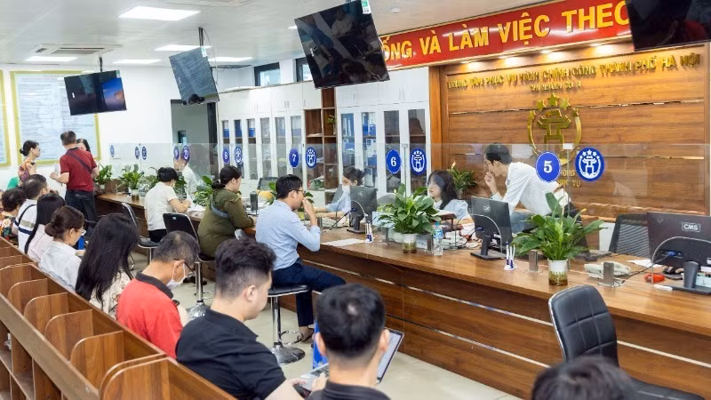 Citizens carry out administrative procedures at the Public Administrative Service Centre - Branch No. 3 - Dong Da Ward, Ha Noi. (Photo: nhandan.vn)