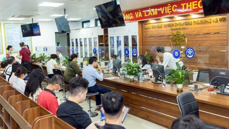 Citizens carry out administrative procedures at the Public Administrative Service Centre - Branch No. 3 - Dong Da Ward, Ha Noi. (Photo: nhandan.vn)