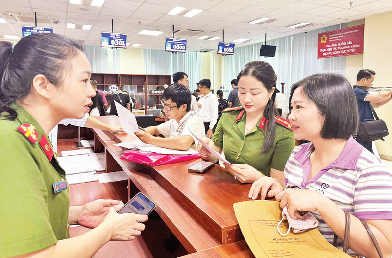 Thanh Hoa Police help people apply VNeID to solve administrative procedures. (Photo: NDO)